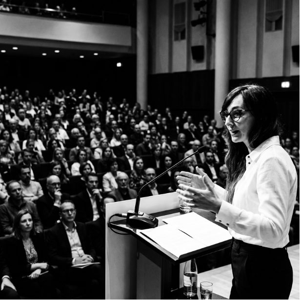 Ilaria Marubbi relatrice davanti a una platea