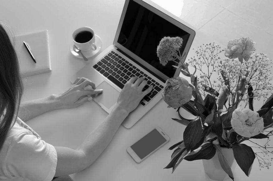 Postazione di lavoro di una consulente SEO con computer portatile e taccuino